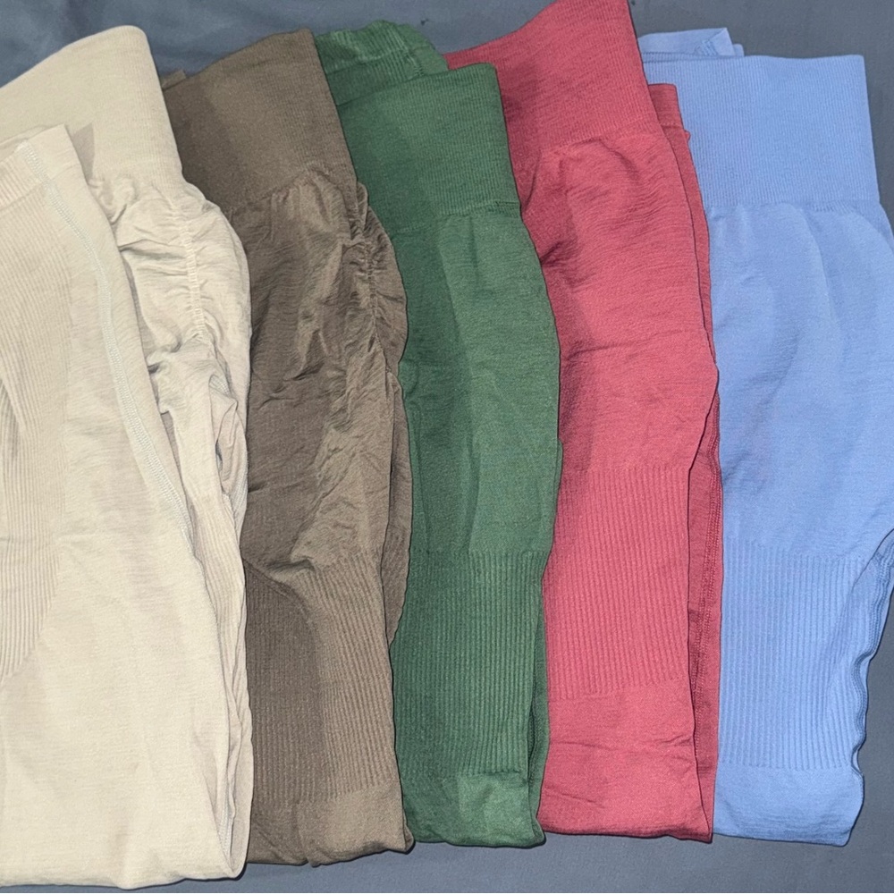 Price is per pair.  lazuli scrunch butt Leggings…like new! Size medium.